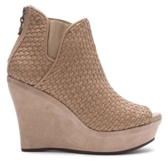 UGG Women’s Hamra Peep-Toe Platform Wedge - Picture 1 of 5